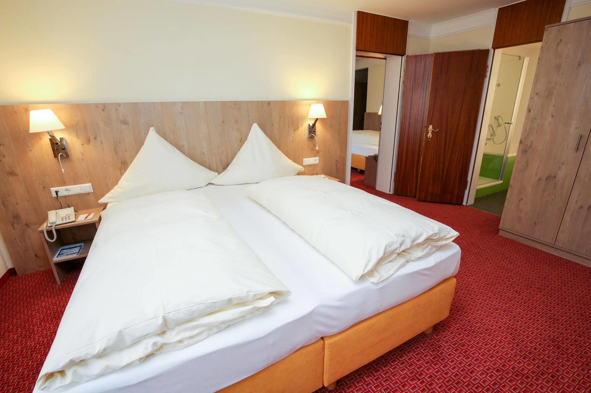 Akzent Hotel Restaurant Hirsch Heidenheim an der Brenz Esterno foto